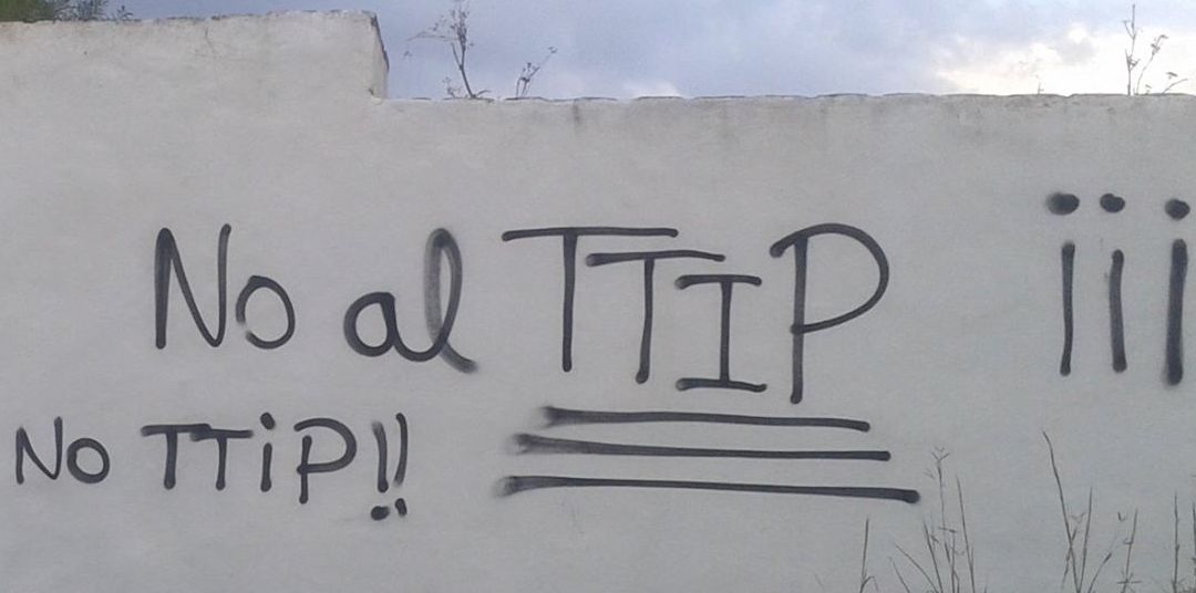 Foto donde aparece una pintada en una pared exterior donde se lee NO AL TTIP!!
